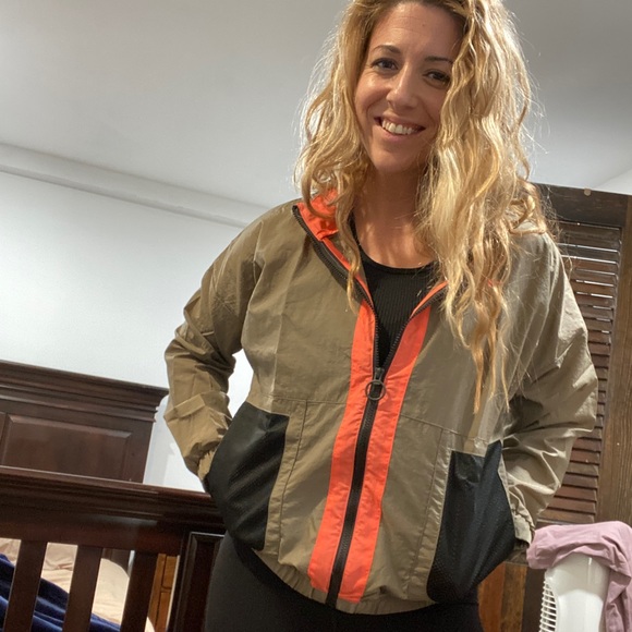 Reebok 2021 Light Weight Fitness Windbreaker - Picture 4 of 8